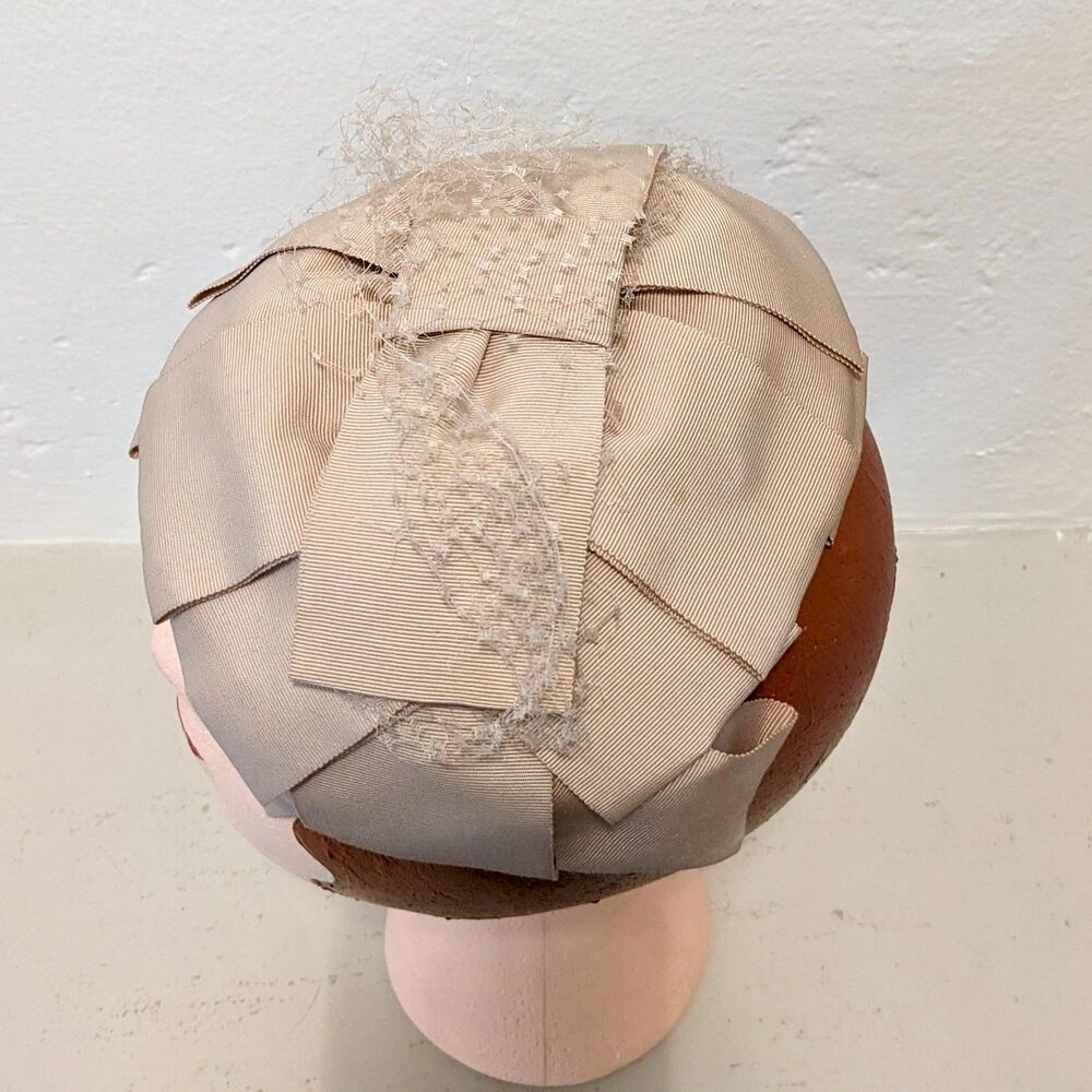 VTG. 50s/early 60s Creamy Beige Grosgrain Ribbon Half Hat / Cocktail Hat w/Veil - Picture 10 of 11